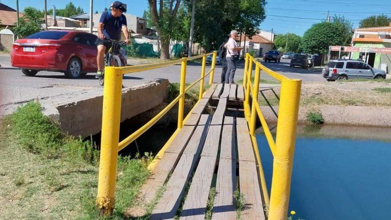 Un joven ciego cayó en un puente roto en Plottier. Foto: Gentileza.&nbsp;
