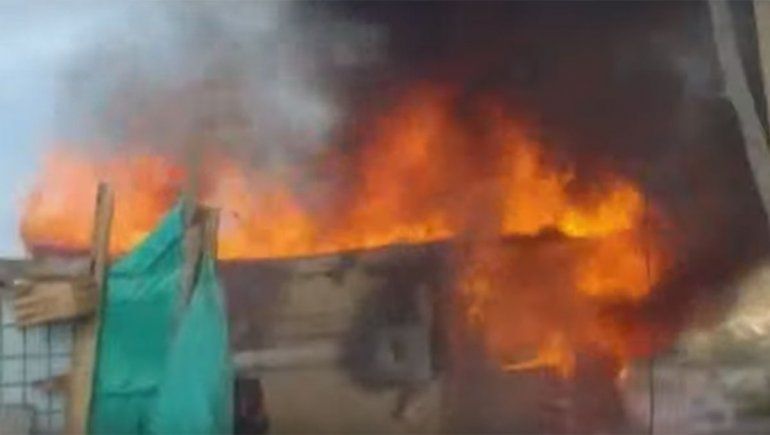 Prendieron fuego la casa del sospechoso que encontraron desnudo con una nena de 5 años en un auto