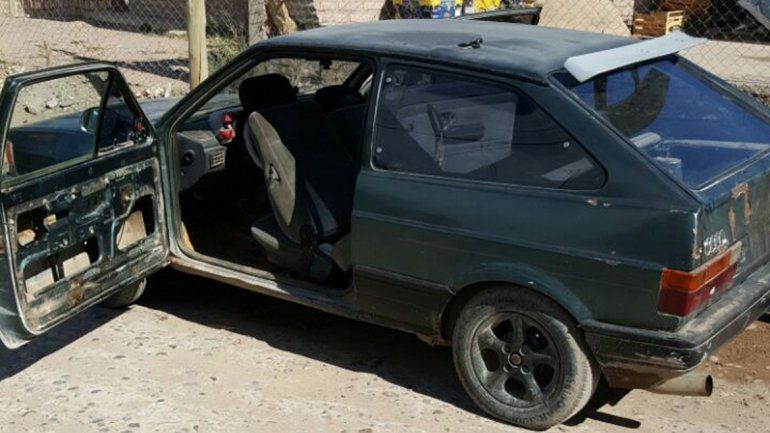 El VW Gol en el que esperaban los delincuentes para dar el golpe.