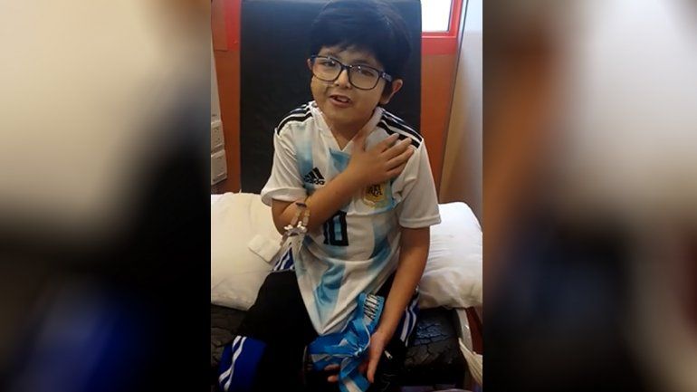 Aluen, el pequeño que espera un corazón, juró la bandera desde el hospital Garrahan