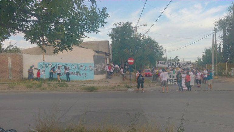 Escracharon la casa de los Burgos en reclamo de justicia