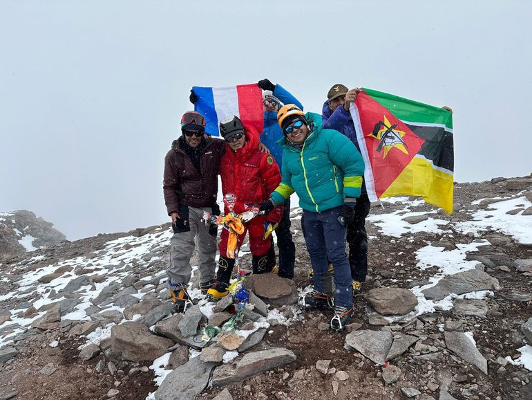 Los integrantes de la expedición que lograron cumbre: el guía de Argentina(39), un hombre de Mozambique(53), un chico de Francia(28), un hombre de filipinas (50), y Julián (23). Los integrantes de la expedición que lograron cumbre: el guía de Argentina(39), un hombre de Mozambique(53), un chico de Francia(28), un hombre de filipinas (50), y Julián (23).