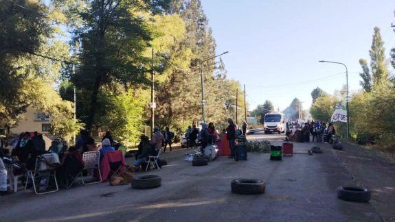 Empleados de Termas cortaron el ingreso a Loncopué hasta que los pasen a planta