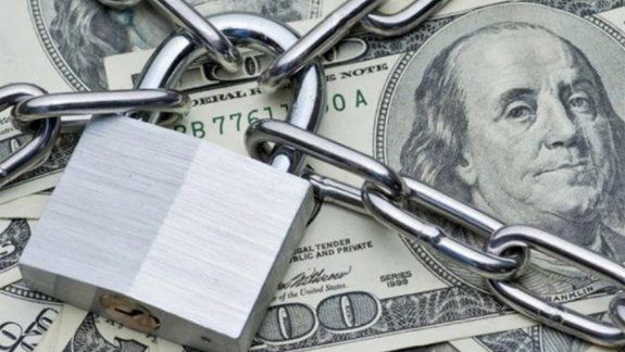 El Gobierno endureció el cepo sobre los dólares financieros