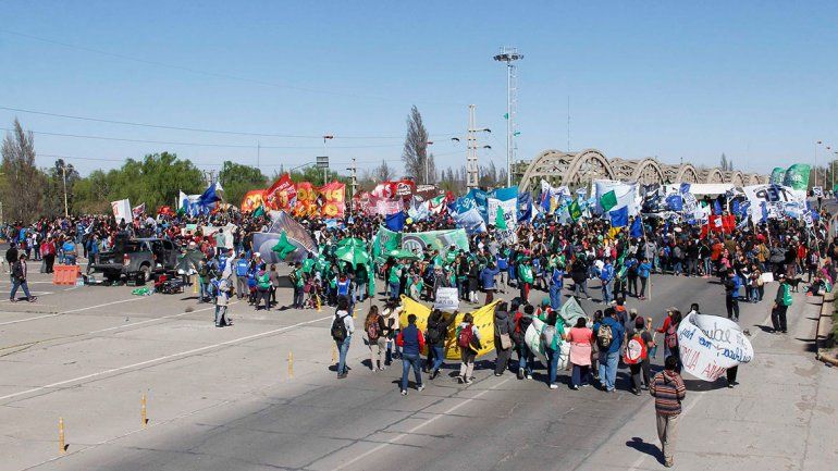 Multitudinaria movilización de la UNCo a los puentes