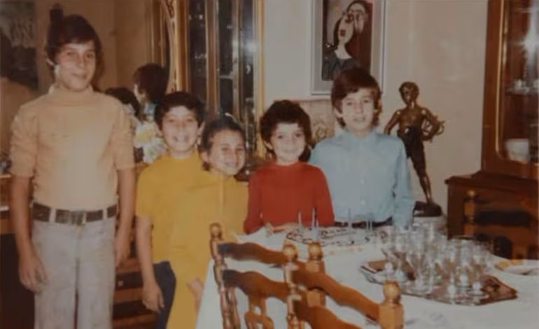 La foto de la familia Lo Rosso, con el Picasso colgado en la pared. La foto de la familia Lo Rosso, con el Picasso colgado en la pared.