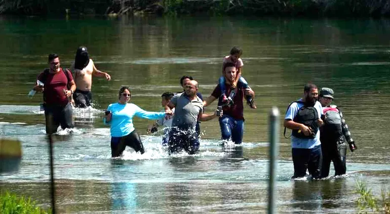 Migrantes en la frontera con Estados Unidos.