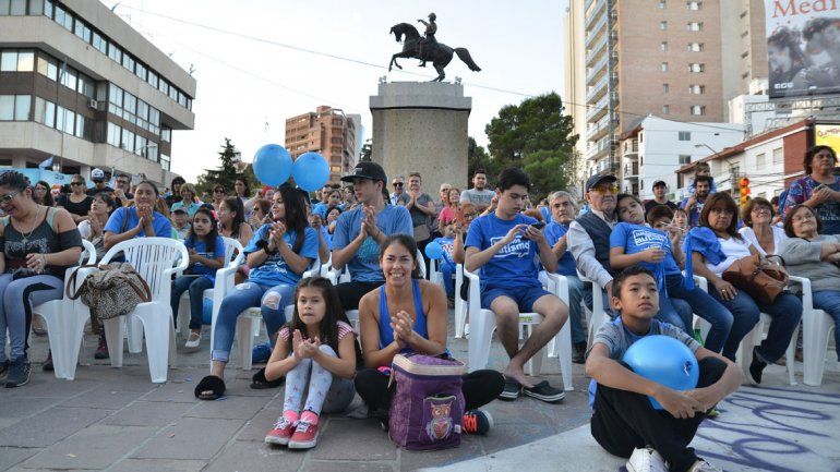 El Monumento se tiñó de azul para hablar del autismo