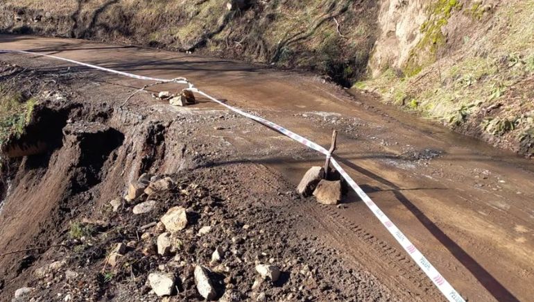 Por el lugar solo pueden transitar los vecinos de Quila Quina en vehículos livianos. Por el lugar solo pueden transitar los vecinos de Quila Quina en vehículos livianos.
