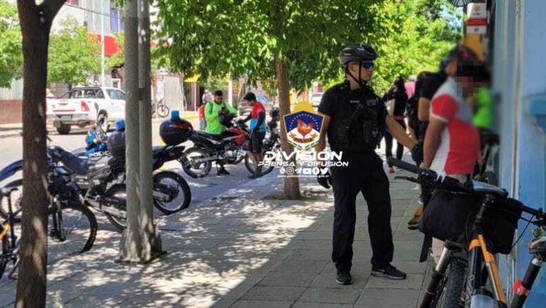 Comerciantes encontraron una pareja de ladrones con inhibidor en el centro