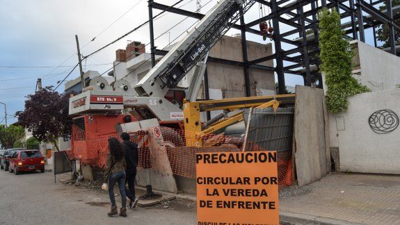 Durante meses y hasta años, los vecinos tienen que convivir con los desmanes que producen las edificaciones. Algunas están señalizadas y otras, dejadas al azar y al peligro cotidiano.