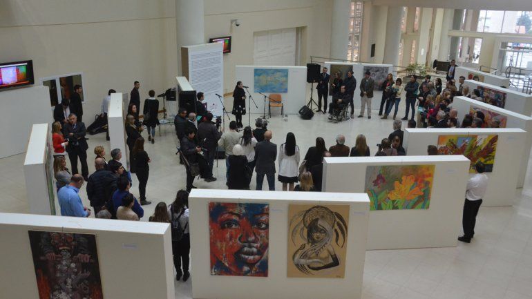 Una vista de la muestra Arte + Arte que se expone en el hall de la Legislatura.