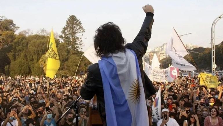 Javier Milei pidió que la gente lleve banderas de Argentina a la asunción presidencial.