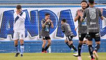 Lucero festeja su gol con Domínguez en la victoria de Cipo en Puerto Madryn. 