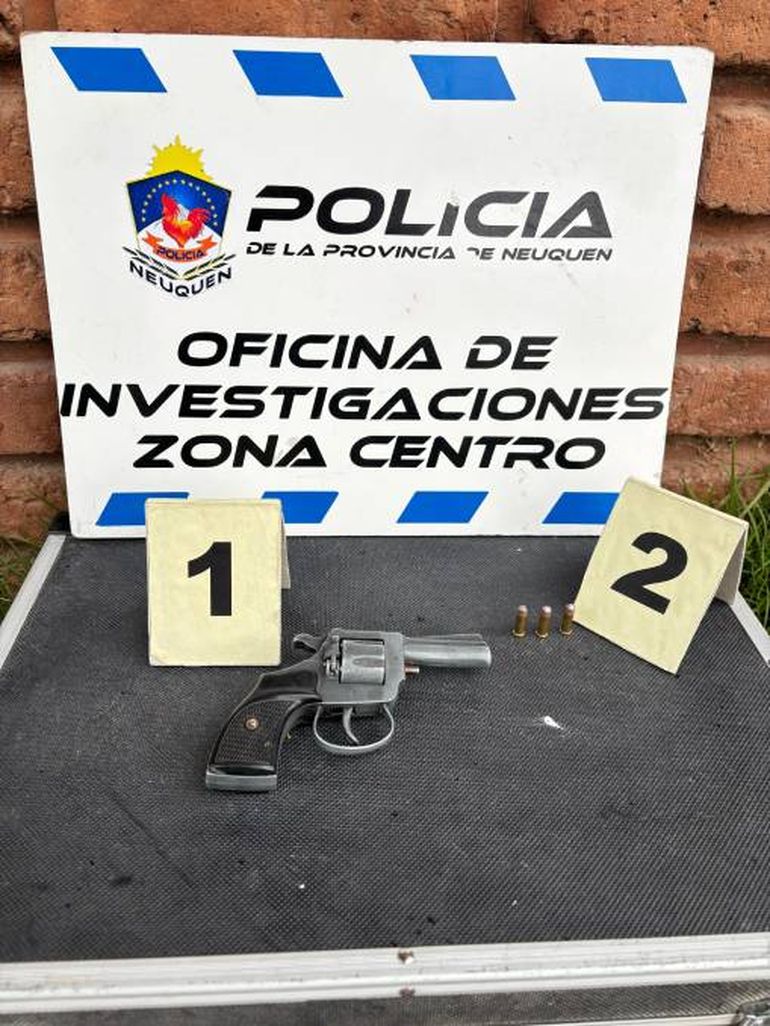 Los delincuentes atrapados en el barrio Progreso ocultaban un revólver con varios proyectiles. Los delincuentes atrapados en el barrio Progreso ocultaban un revólver con varios proyectiles.