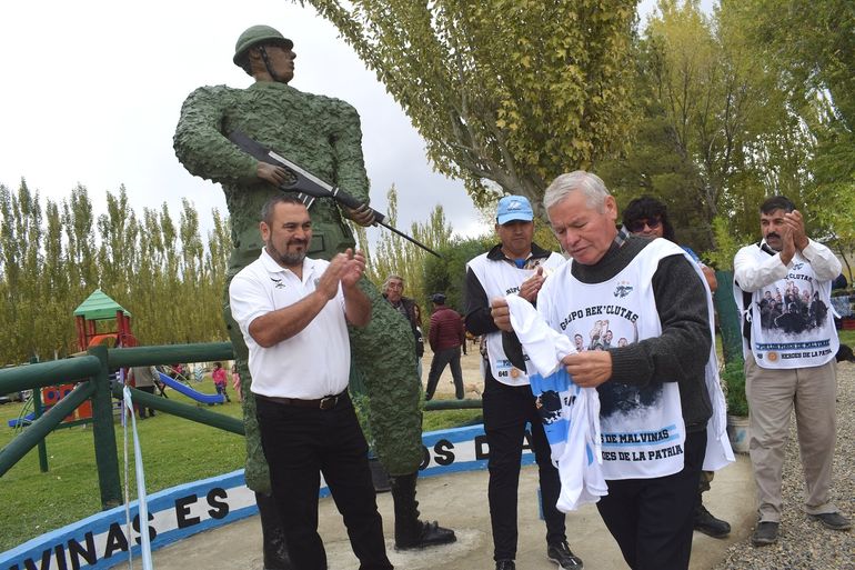 Un monumento y el emotivo relato de combate de un soldado