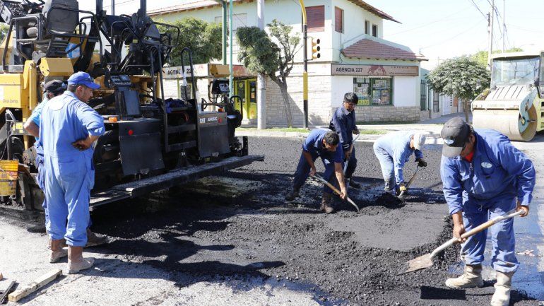 Los operarios trabajaron ayer en la repavimentación de calles en La Sirena.
