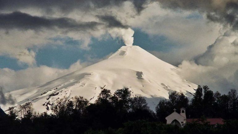 Neuquén sigue la situación del volcán Villarrica ante una posible erupción