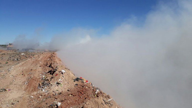 Patagonia: los bomberos de Trelew ya no apagarán incendios de basurales.