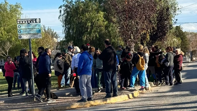 Varios vecinos de San Patricio del Chañar se acercaron a acompañar el pedido de seguridad.