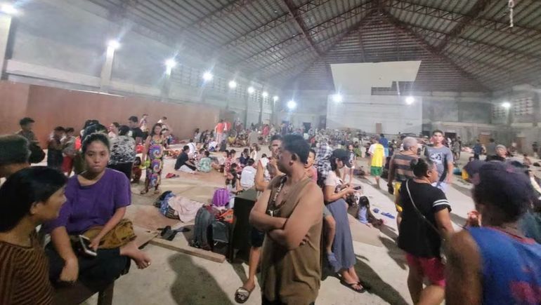 Ciudadanos resguardados en un centro de evacuación luego del terremoto.