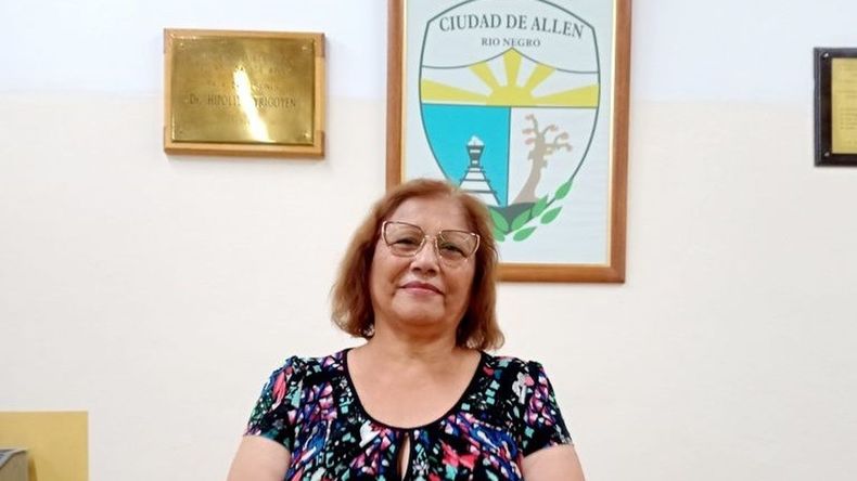 La concejal de Allen fue la señalada como la mujer que tiró la basura en la vereda de la Fundación. | LM Neuquen La concejal de Allen fue la señalada como la mujer que tiró la basura en la vereda de la Fundación.