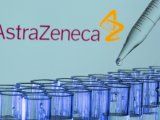 Ilustración fotográfica de tubos de ensayo junto al logo de AstraZeneca. 21 mayo 2021. REUTERS/Dado Ruvic