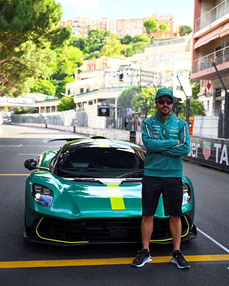 Fernando Alonso se mostró en Mónaco con el Aston Martin Valhalla, un súper deportivo con motor V8 híbrido. Fernando Alonso se mostró en Mónaco con el Aston Martin Valhalla, un súper deportivo con motor V8 híbrido.