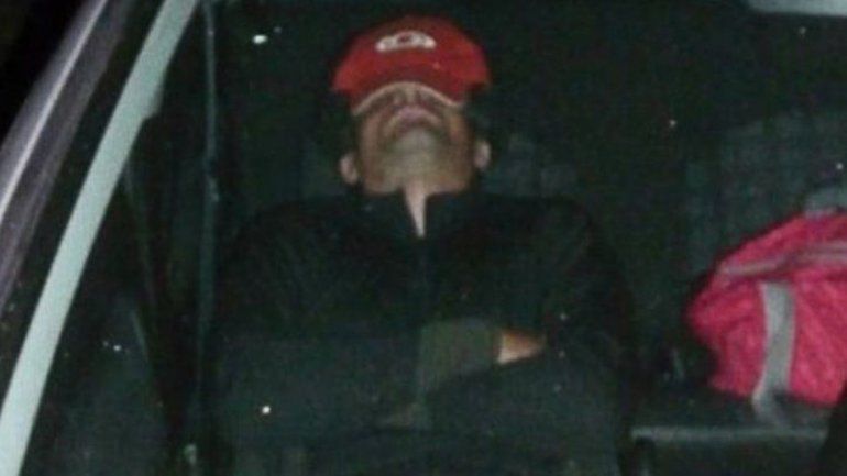 Un ladrón se quedó dormido dentro del auto que quería robar