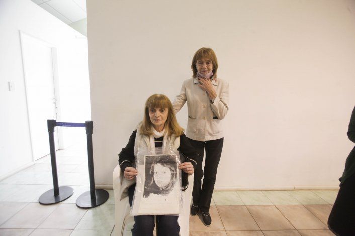 Silvia Tronelli declaró ante los jueces del tribunal mostrando la foto de su hermana Mirta, desaparecida desde junio de 1976 (Foto: Agustín Martínez)