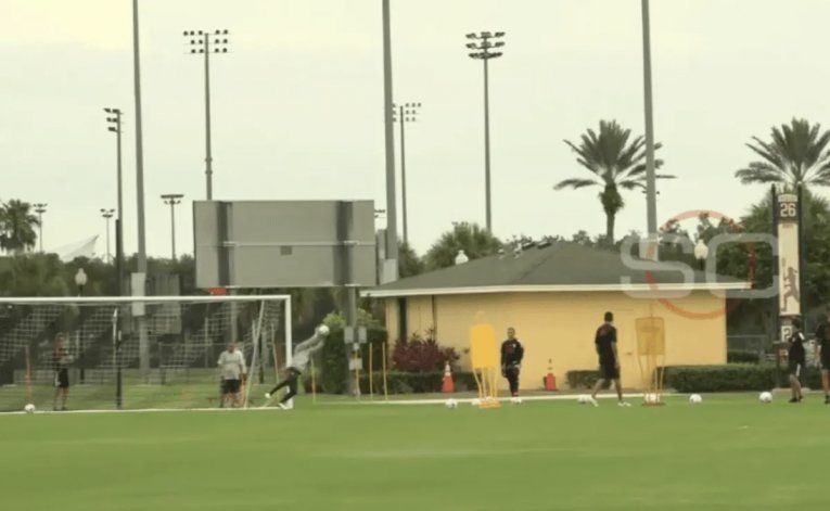 Napoleón la clavó en el ángulo: el golazo de Gallardo en la práctica