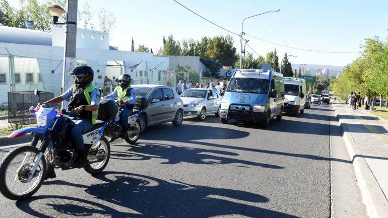La llegada de los represores al salón de AMUC.