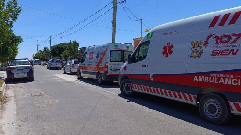 Varias ambulancias del SIEN confluyeron en el lugar del riesgoso escape de gas. | LM Neuquen Varias ambulancias del SIEN confluyeron en el lugar del riesgoso escape de gas.