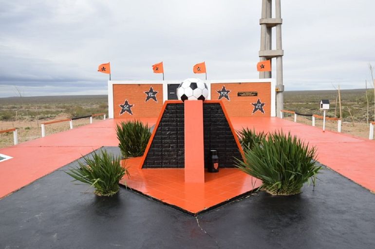 A la altura del lugar de la tragedia se hizo un monumento en recuerdo a los jugadores fallecidos. 