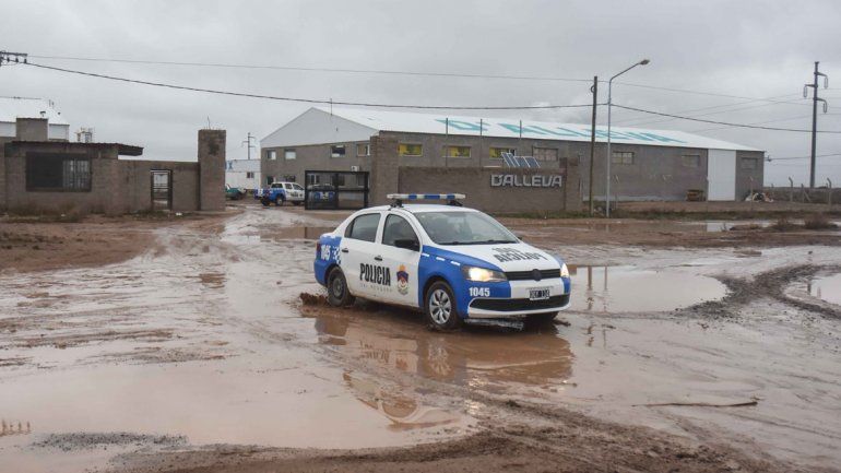 Los policías levantaron rastros para tratar de hallar a la banda que desvalijó la empresa DAlleva&nbsp;