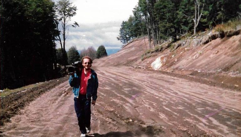 Carlos Gurri, en una de sus cobertura para televisión. Carlos Gurri, en una de sus cobertura para televisión.