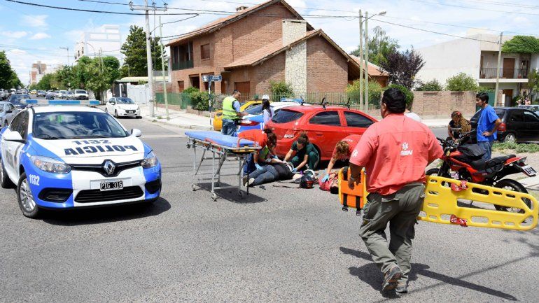 Dos motociclistas heridos tras un choque contra un auto