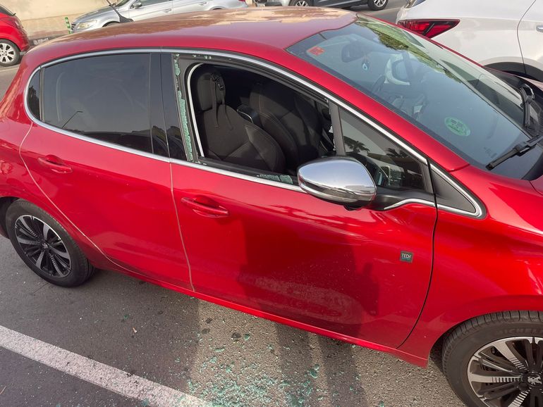 Dejó a su hijo de 2 años encerrado en el auto y se fue a hacer compras: el nene fue salvado por dos policías en España