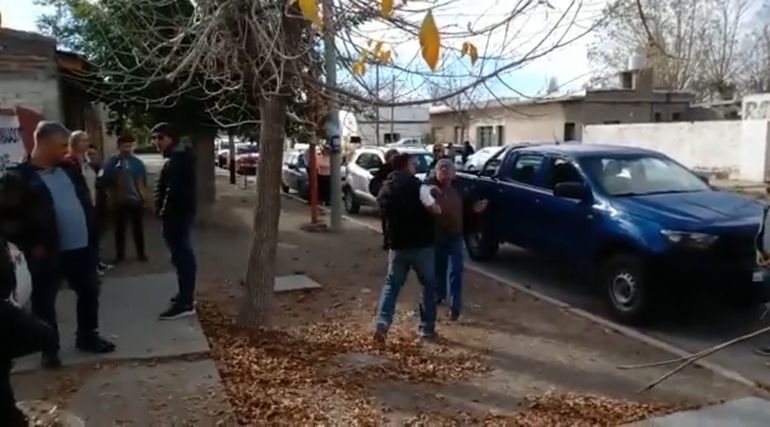 Video: piñas y amenazas en una reunión de la UCR en Zapala