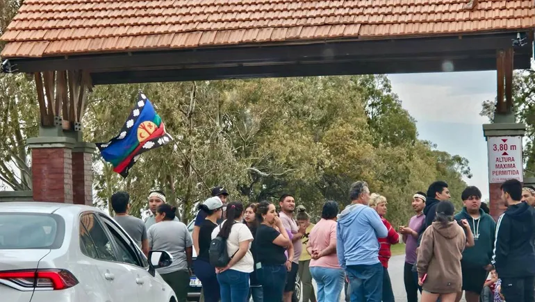 Mapuches bloquean el acceso de los socios del Club Mari Menuco.