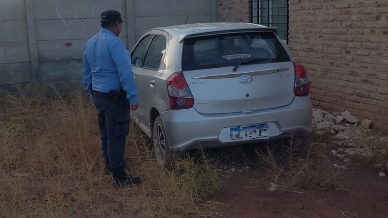Un auto robado en Neuquén apareció en una casa de Centenario