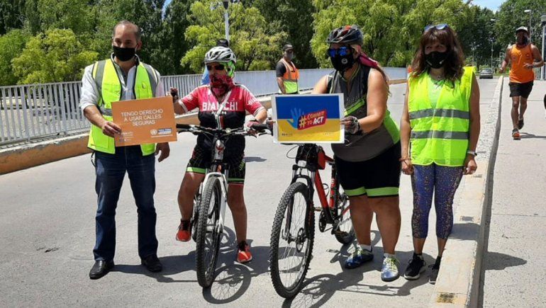 Les regalan ojos de gato a los ciclistas y les piden cuidarse