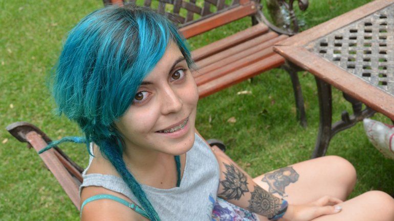 En las jóvenes se impone la nueva moda: pelos de colores exóticos.