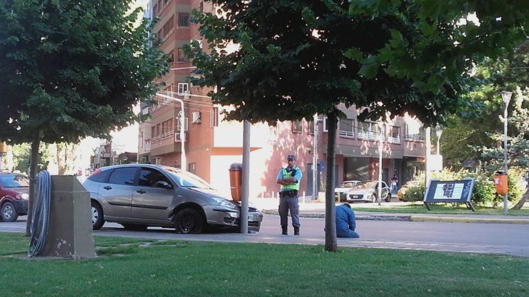 Perdió el control del auto y terminó incrustado en un poste de alumbrado