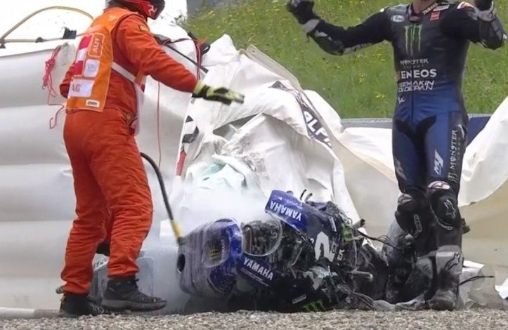 El Moto GP y otro accidente fuerte en Austria. Maverick Viñales debió saltar de su Yamaha al quedarse sin freno al final de la recta del Red Bull Ring.
