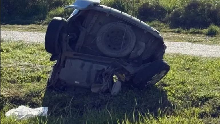 El accidente ocurrió cuando el Ford Ka se despistó y chocó contra un poste de luz.