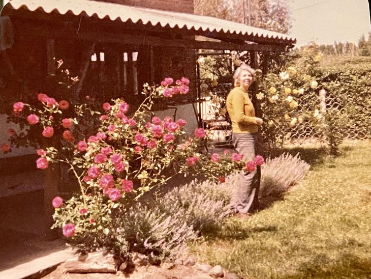 En 1979, Annette Williams de Harris, madre de Jane Harris en el jardín de la casa en Cinco Saltos. Foto: gentileza Harris. En 1979, Annette Williams de Harris, madre de Jane Harris en el jardín de la casa en Cinco Saltos. Foto: gentileza Harris.