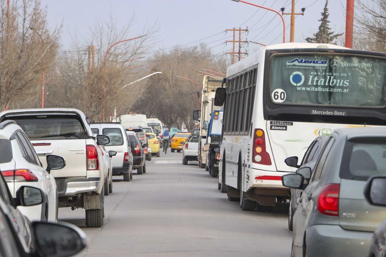 Insólitos controles policiales generaron caos y demoras en el puente carretero