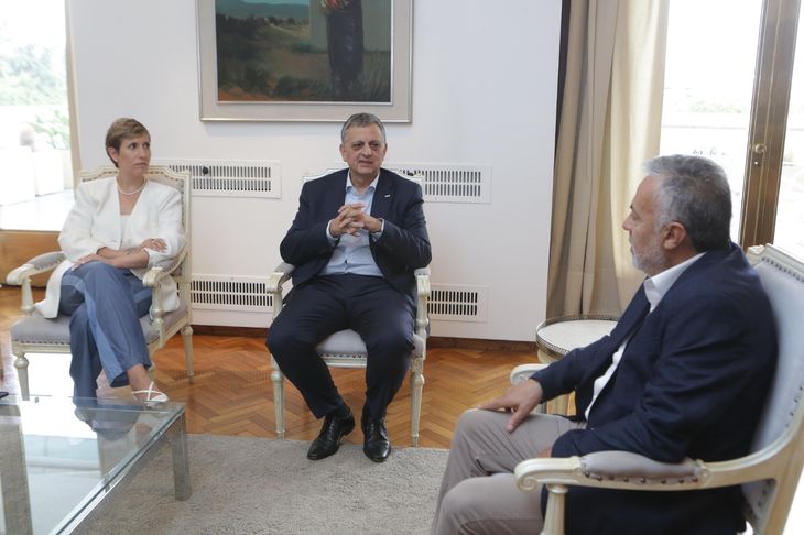 Horacio Marín fue recibido en la Casa de Gobierno provincial por el gobernador, Alfredo Cornejo, y la ministra de Energía y Ambiente, Jimena Latorre. Horacio Marín fue recibido en la Casa de Gobierno provincial por el gobernador, Alfredo Cornejo, y la ministra de Energía y Ambiente, Jimena Latorre.