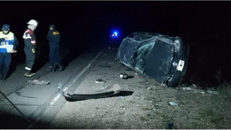 Cazaba pokemones y volcó su auto: murieron dos personas